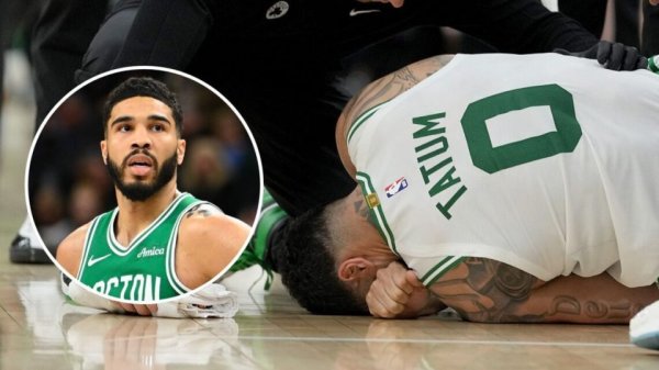 Tatum đã cởi giày bảo vệ của m