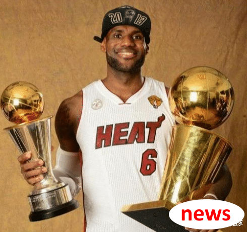 James 29 tuổi, Simmons 29 tuổi